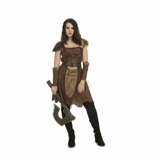 En kvinna poserar i en brun, vikinga-inspirerad maskeraddräkt som inkluderar klänning, ärmar och bälte, hållandes i en dekorativ stridsyxa.