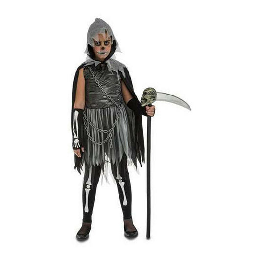 Ett barn klädd i en svart och grå maskeraddräkt som föreställer en dödsskördare, komplett med huva, mantel, kedja och ett skelettryck på benen, hållandes i en lie.