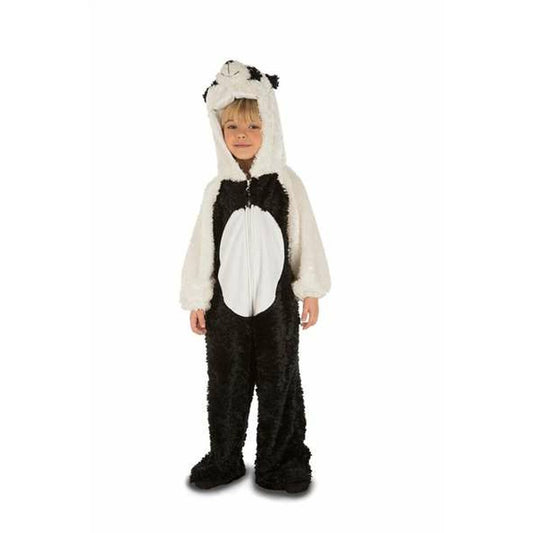 Ett blont barn står och ler i en helkroppsmaskeraddräkt föreställande en fluffig panda, komplett med en huva som har pandaansikte.
