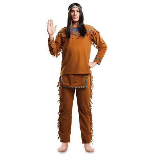 En man klädd i en brun maskeraddräkt som föreställer en amerikansk indian, med långt svart hår och uppsträckt hand.