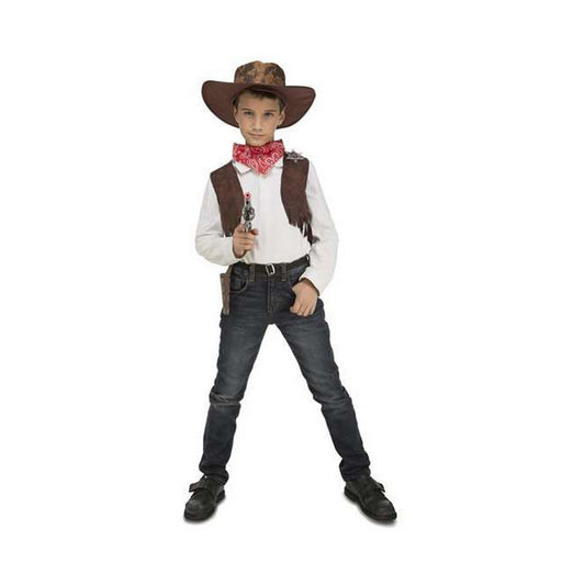 En ung pojke klädd i en komplett cowboydräkt, inklusive brun hatt, röd bandana, väst, och med en leksakspistol i handen.