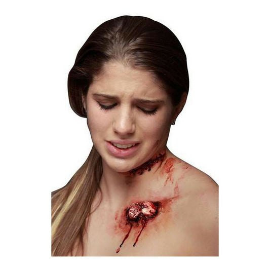 En kvinna med realistisk, blodig sår-accessoar i latex applicerad på bröstet och halsen, som uttrycker smärta.