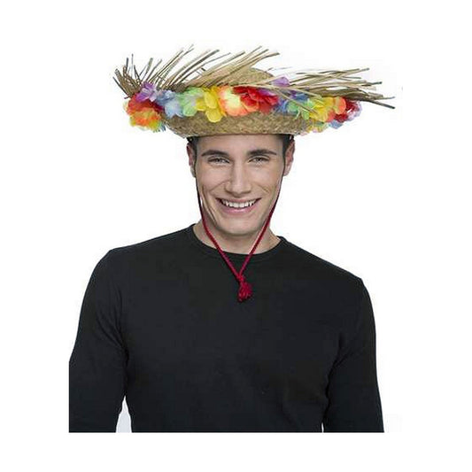 En leende man bär en ljusbrun stråhatt i sombrero-stil dekorerad med en rad färgglada hawaiianska blommor och med ett rött hakband.