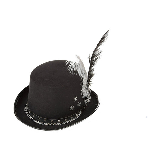 Närbild på en svart hög hatt i Steampunk-stil med silverfärgade kedjor, nitar, små kugghjul och en stor svart och vit fjäder på sidan.