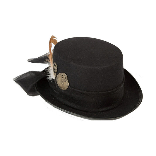 Närbild på en svart hög hatt i steampunk-stil dekorerad med metalliska kugghjul, en liten brun och vit fjäder samt ett svart tygband som vajar över kanten.