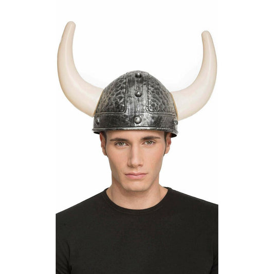 En man bär en grå, sliten vikingahjälm med stora, ljusa horn på vardera sida.
