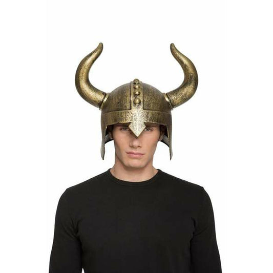 En man bär en brunfärgad, sliten vikingahjälm med två stora, böjda horn på sidorna, fotograferad mot en vit bakgrund.