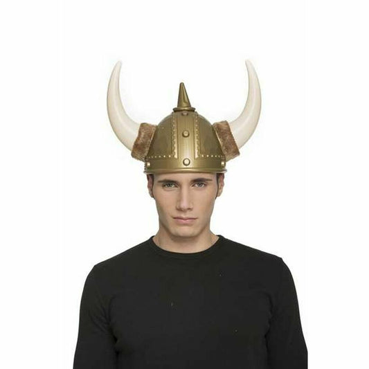 En man bär en gyllene vikingahjälm med stora vita horn och bruna pälsdetaljer runt hornfästena.