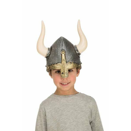 Ett barn med ett stort leende bär en grå vikingahjälm med vita horn och guldfärgade detaljer i ansiktet.