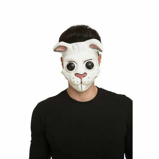 En vuxen person bär en vit, skrämmande kaninmask med stora svarta ögon och rosa nosparti mot vit bakgrund.