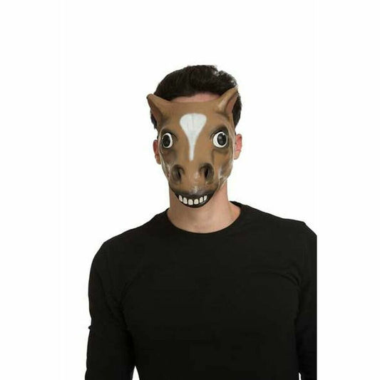 En man bär en brun hästmask med stora, roliga ögon och ett brett vitt leende framför en vit bakgrund.