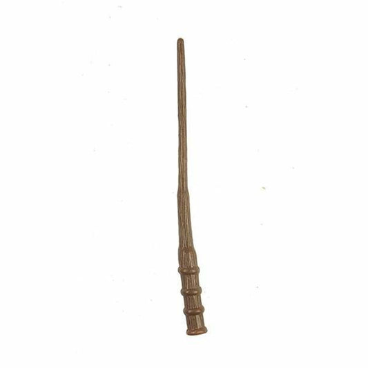 En lång, smal, brun trollstav med ett texturerat skaft och tre utskjutande ringar närmast handtaget, i Harry Potter-stil.