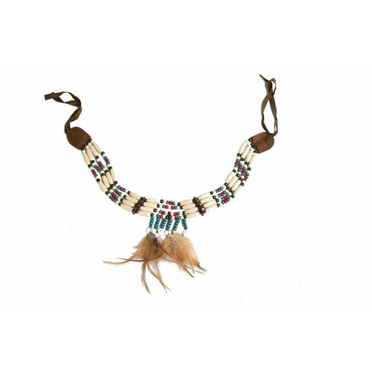 Ett halsband i indianstil med vita rörpärlor, turkosa och röda detaljpärlor, bruna läderband och tre hängande naturfärgade fjädrar.