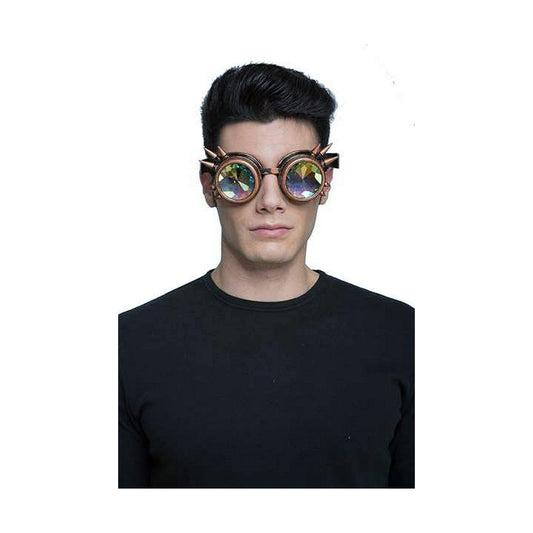 En man med mörkt hår bär ett par runda steampunk-inspirerade skyddsglasögon med kopparfärgade bågar, nitar och flerfärgade, kalejdoskopliknande linser.