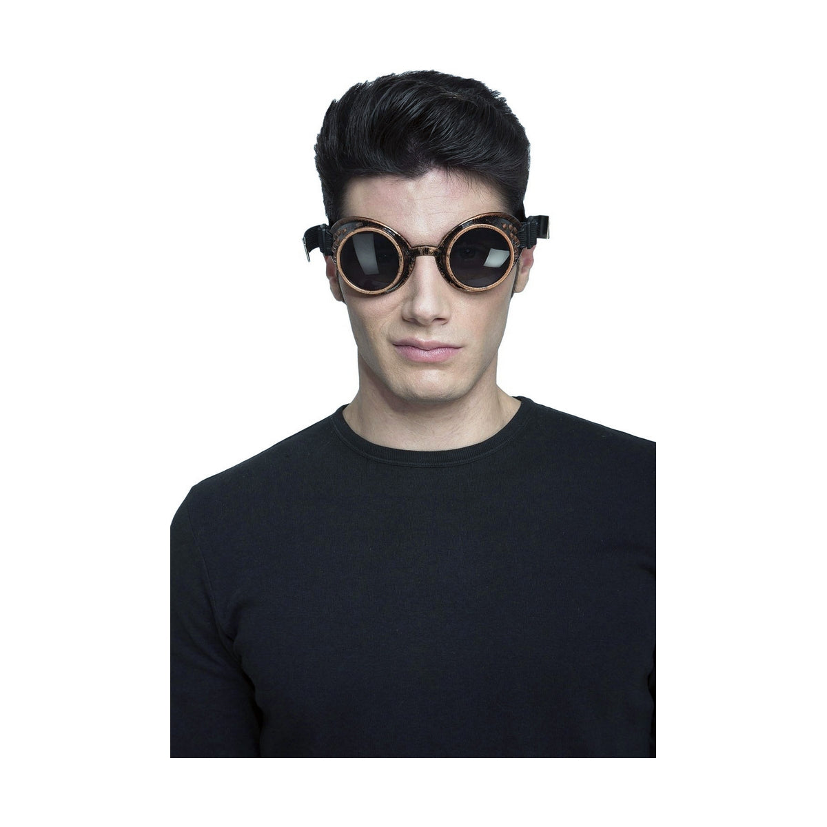 En man med mörk frisyr bär runda, svarta steampunk-inspirerade skyddsglasögon med brunt/melerat skalmparti.