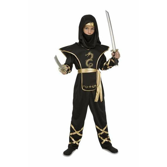 Ett barn iklädd en svart och guld detaljerad ninjamaskeraddräkt, komplett med huva, mask, skärp och som håller i två leksakssvärd.