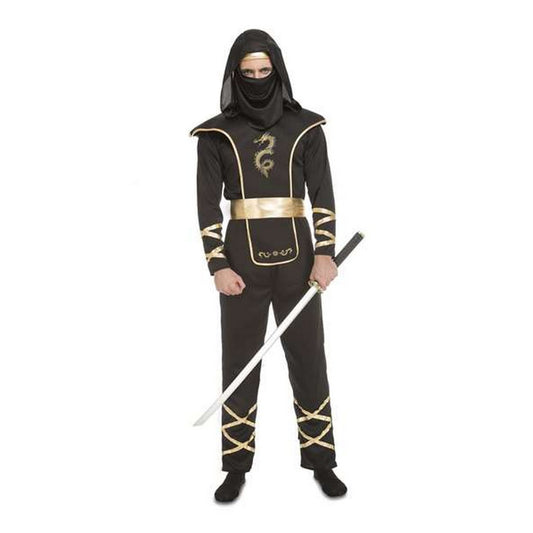 En vuxenperson iklädd en helsvart ninjadräkt med guldfärgade banddetaljer på ben och armar, ett guldfärgat skärp, samt en huva och mask som döljer ansiktet, hållandes ett långt, rakt svärd.