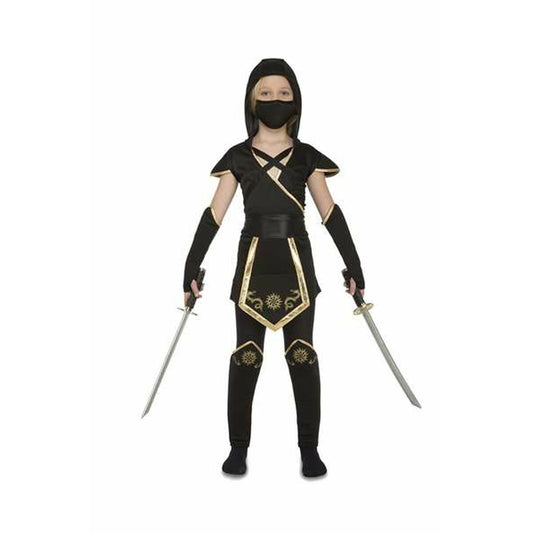 Ett barn klädd i en svart ninja maskeraddräkt med guldiga accenter, huva och ansiktsmask, som håller i två leksakssvärd.