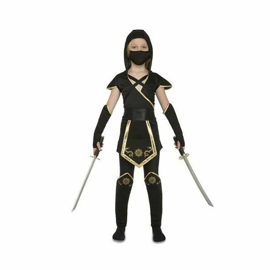 Ett barn iklädd en svart ninja maskeraddräkt med gulddetaljer, komplett med huva och ansiktsmask, håller i två låtsassvärd.