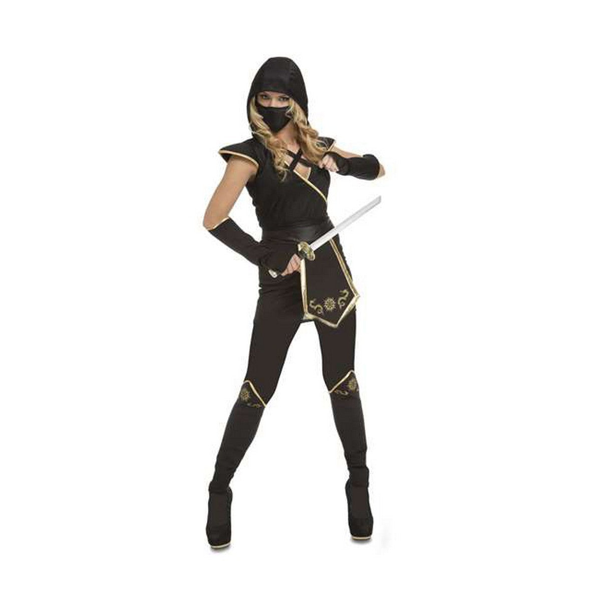 En kvinna i en svart ninja-dräkt med huva, mask, handskar och en leksakssvärd.