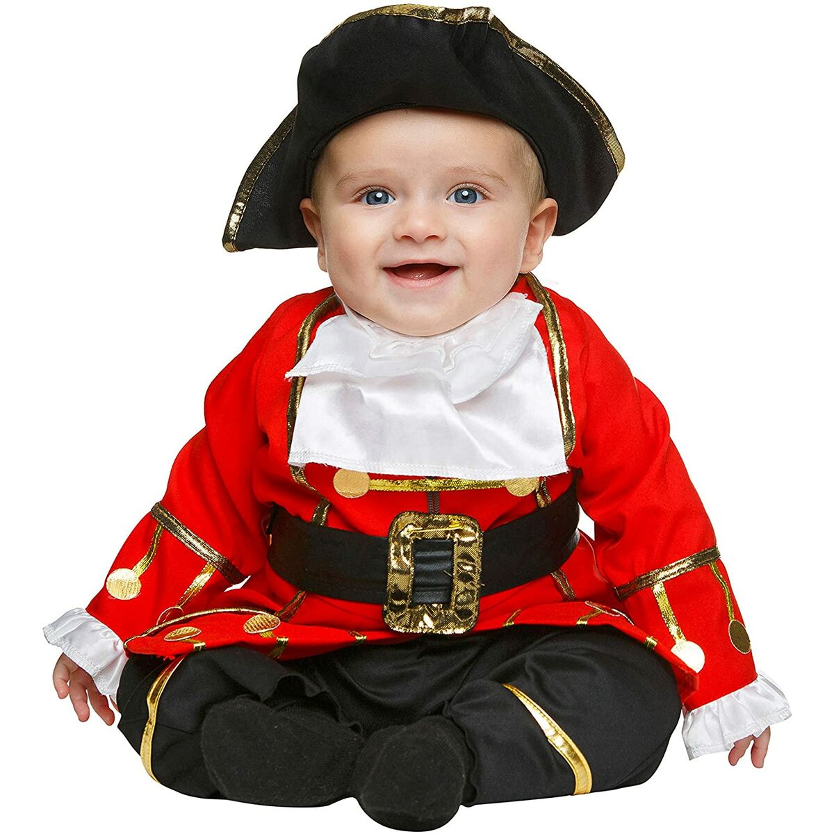 En leende bebis i en komplett piratmaskeraddräkt med röd jacka, svart byxa och en svart tricorne-hatt.