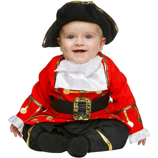 En leende bebis i en komplett piratmaskeraddräkt med röd jacka, svart byxa och en svart tricorne-hatt.