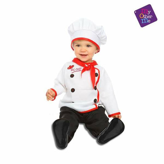 En glad bebis sitter klädd i en vit kockdräkt med röda kantband, en röd bandana och en hög vit kockmössa.