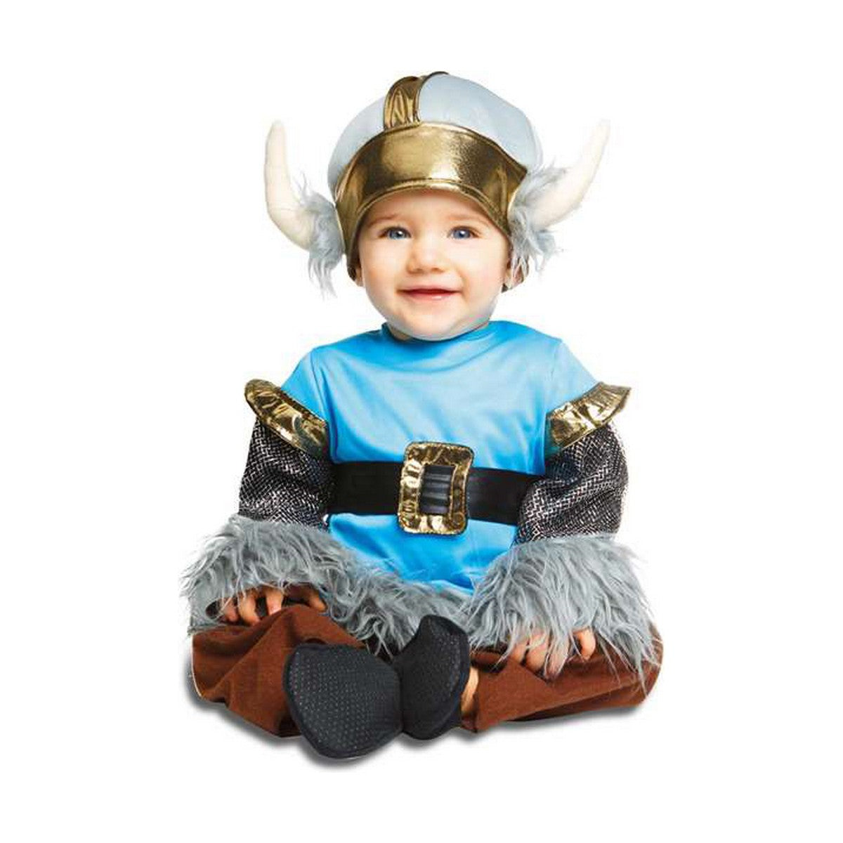 En leende bebis sitter klädd i en vikingadräkt med ett hornförsett pannband, blå överdel, bruna byxor och lurviga detaljer på ärmar och benslut.
