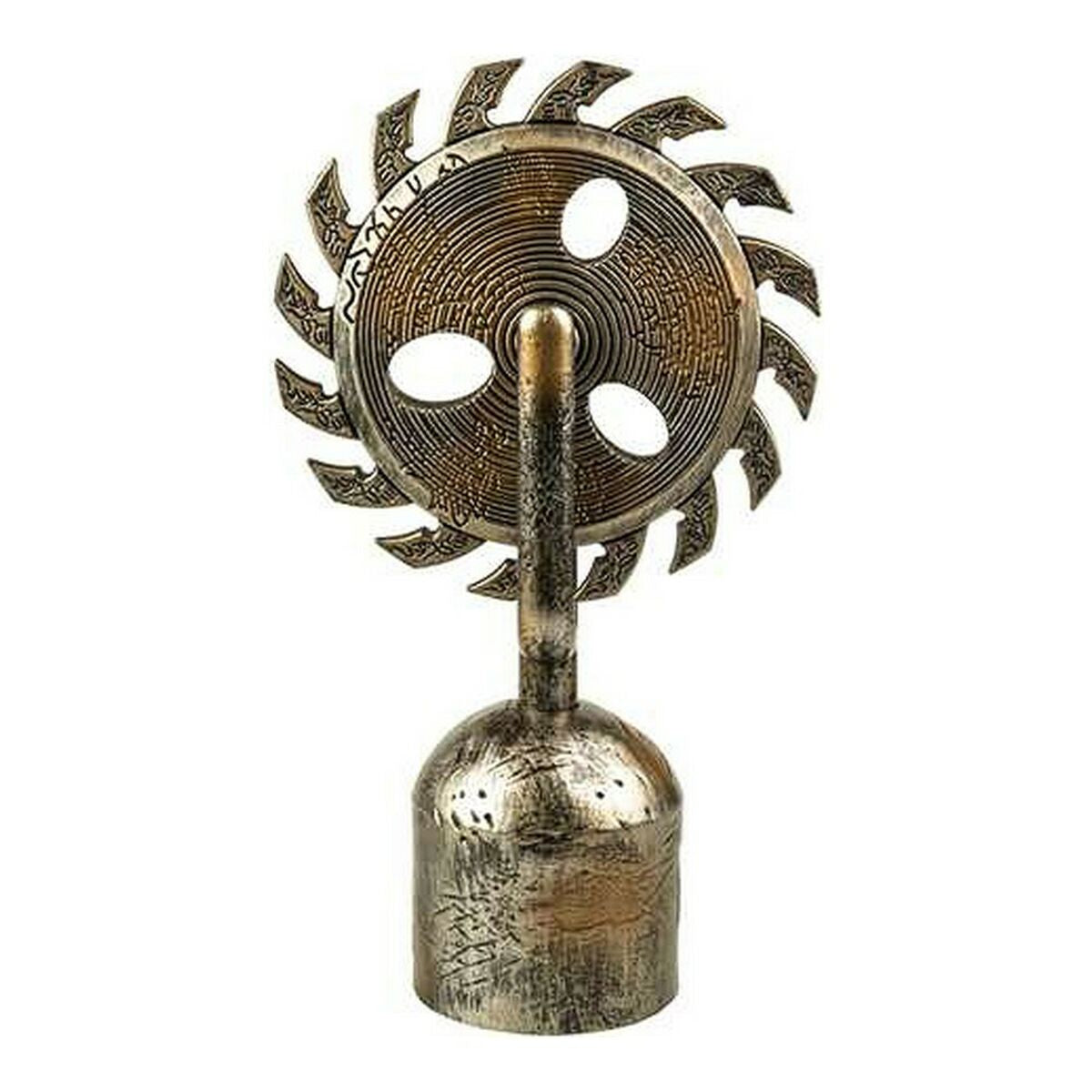 En dekorativ, rund Halloween-sågklinga med en patinerad brons- eller guldfärg, monterad på en bas.