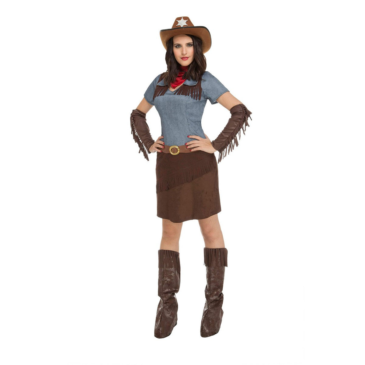 En kvinna poserar i en komplett cowgirl-maskeraddräkt som inkluderar en ljusblå topp med fransar, ett brunt miniskynke med fransar, ett skärp, en brun cowboyhatt med stjärna, röda bandana och långa bruna stövelöverdrag.