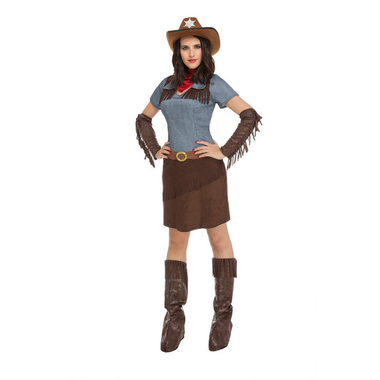 En kvinna poserar i en komplett cowgirl-maskeraddräkt som inkluderar en ljusblå topp med fransar, ett brunt miniskynke med fransar, ett skärp, en brun cowboyhatt med stjärna, röda bandana och långa bruna stövelöverdrag.