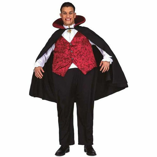 Man i en sexdelad vampyrdräkt med svart mantel, röd och svart väst över en vit skjorta och svarta byxor.