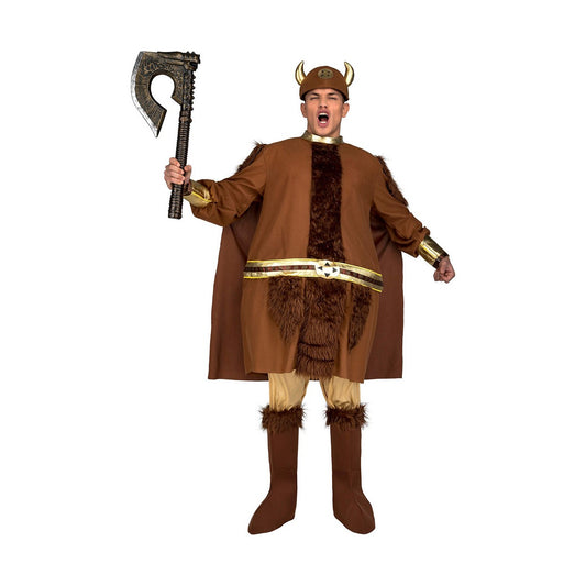 En man klädd i en brun vikingadräkt med pälsdetaljer, hornförsedd hjälm, bälte och håller en stor leksaksyxa i handen.