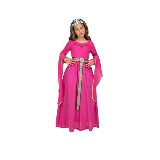En ung flicka poserar i en långärmad, hellång rosa medeltida prinsessklänning med vida ärmar, ett guldbroderat bälte och ett diadem.