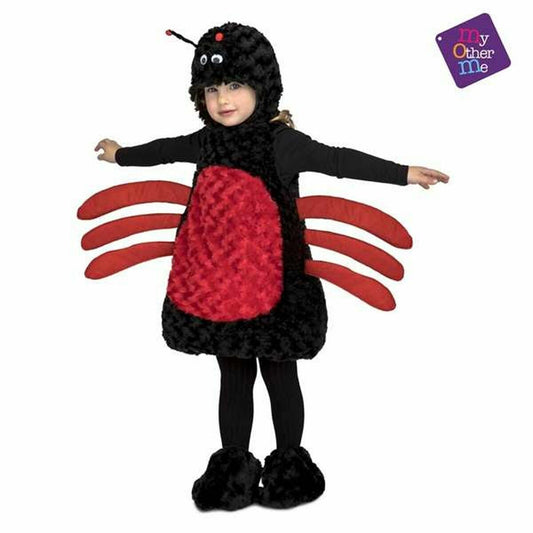 Ett litet barn poserar i en fluffig svart och röd spindelmaskeraddräkt med en matchande mössa och tillhörande svarta skotofflor.