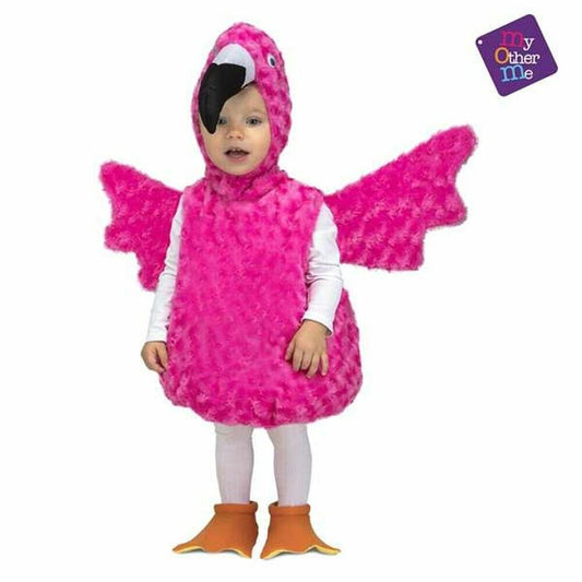 Ett litet barn iklädd en fluffig rosa flamingo maskeraddräkt komplett med huva, vingar och orangea fotöverdrag.