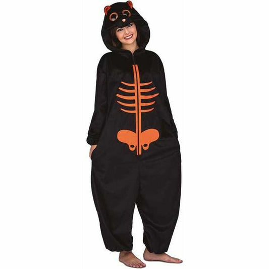 En kvinna ler iklädd en svart, lössittande onesie-maskeraddräkt med ett orangefärgat tryck som föreställer ett skelett på bröstet och en huva med söta djurögon.