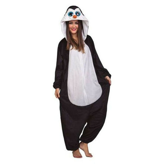 En kvinna ler och poserar i en helsvart och vit pingvin-kigurumi med en stor huva prydd med stora blå ögon och en orange näbb.