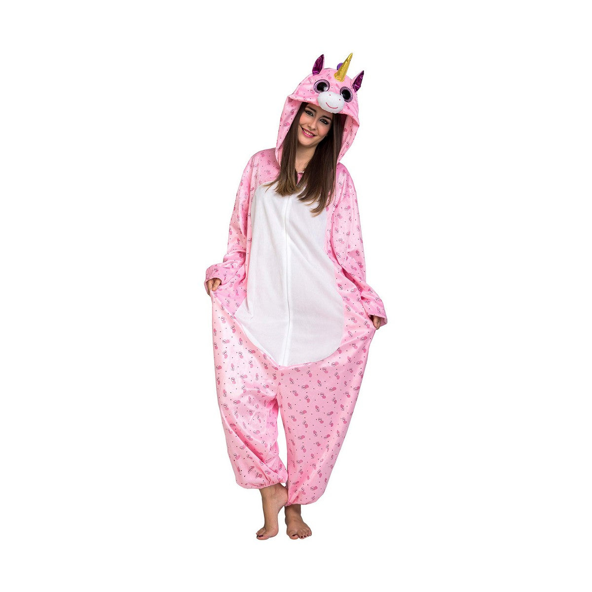 En kvinna ler brett medan hon bär en helkropps rosa enhörning kigurumi dräkt med huva och ett glittrande gult horn.