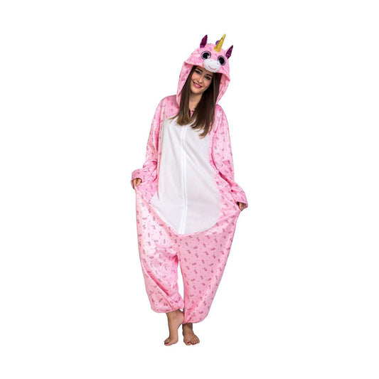 En kvinna ler brett medan hon bär en helkropps rosa enhörning kigurumi dräkt med huva och ett glittrande gult horn.