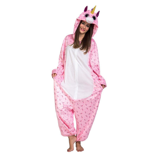 En glad tjej i en helkropps rosa enhörningsoverall, kigurumi-stil, med en stor huva som har utstickande öron och ett guldhorn.