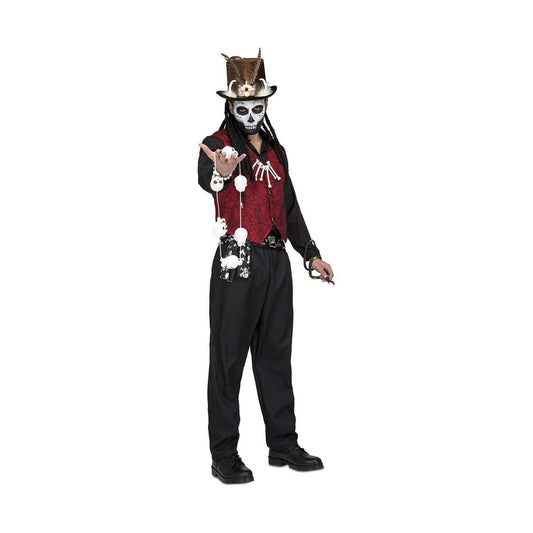 En man i en komplett Voodoo Master maskeraddräkt med svart byxa, röd väst, dödskallemaskering och en utsmyckad hatt, poserar självsäkert.