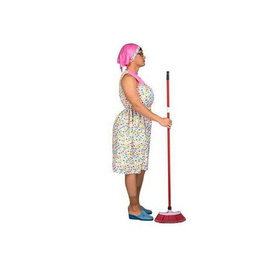 En vuxen person i profil klädd i en färgglad, prickig hemmafruklänning, rosa sjalett och håller i en röd sopborste.