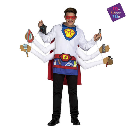 En ung man poserar i en rolig maskeraddräkt som föreställer en superpappa med sex extra armar. Han håller i olika hushållsverktyg och en kalkylator.
