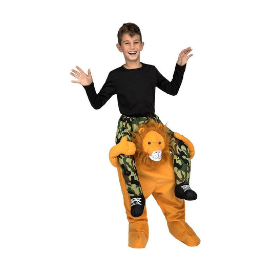 En glad kille i en brun 'ridpå' maskeraddräkt där ett lejon med kamouflagebyxor ser ut att rida på hans axlar.