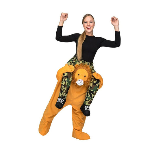En kvinna iklädd en svart tröja och kamouflagemönstrade byxor rider på ryggen på en stor, orange maskeradkostym föreställande ett lejon.