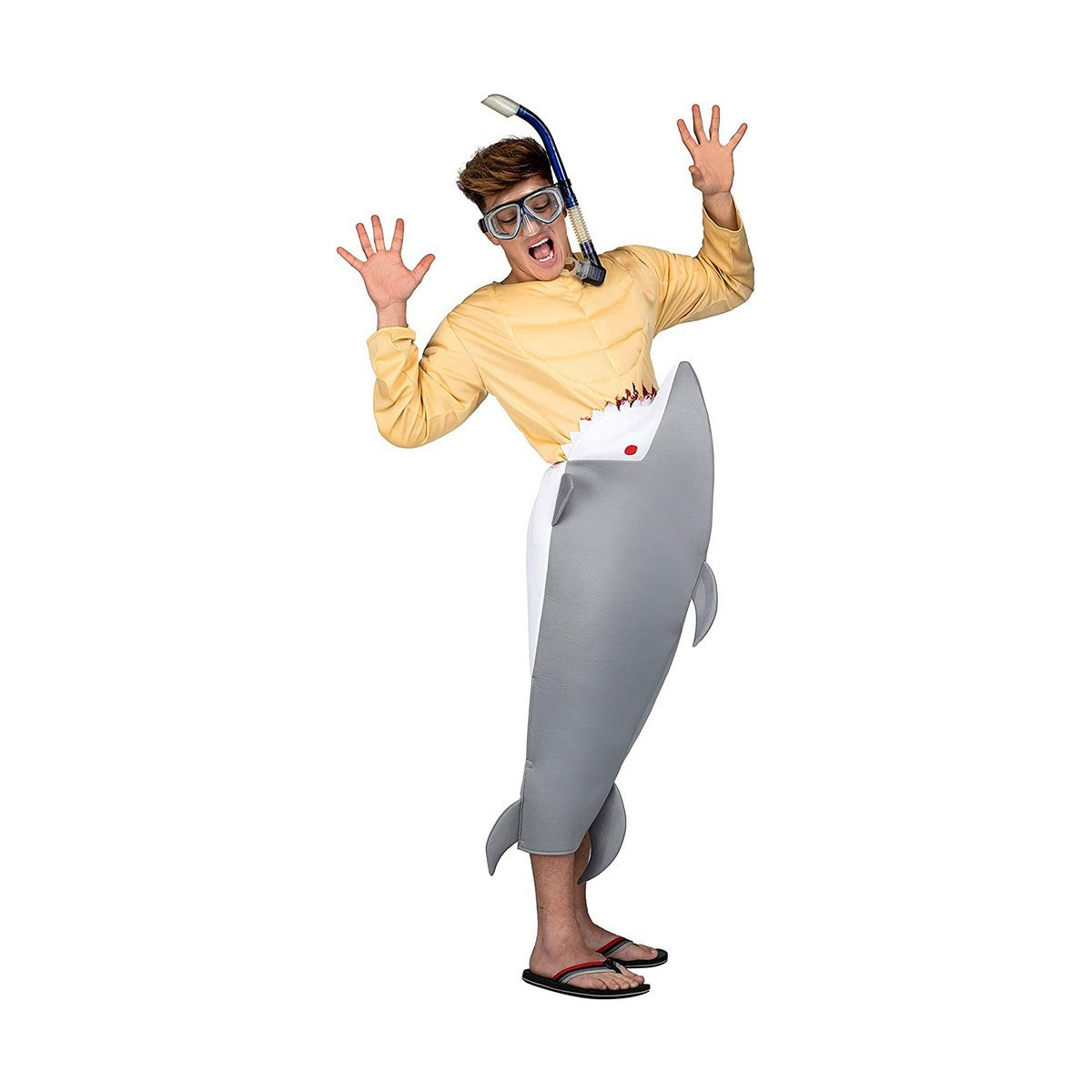 En ung man iklädd en humoristisk maskeraddräkt där en stor grå haj täcker hans underkropp, och det ser ut som att han blir uppäten, komplett med snorkel och dykarglasögon.