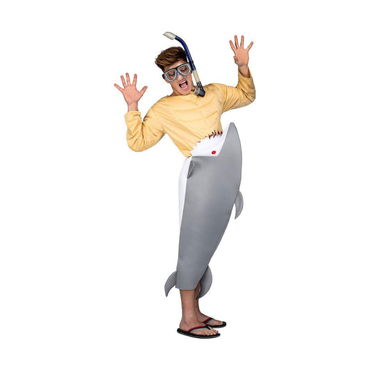 En ung man iklädd en humoristisk maskeraddräkt där en stor grå haj täcker hans underkropp, och det ser ut som att han blir uppäten, komplett med snorkel och dykarglasögon.