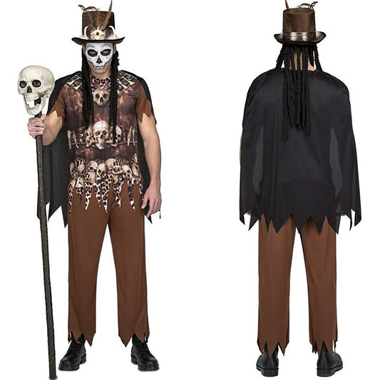 En man klädd i en voodoo-inspirerad maskeraddräkt med en brun tröja täckt av dödskallar, bruna byxor, en svart flikig cape, en hatt med fjädrar och ansiktsmålning, som håller i en stav med ett skallehuvud.