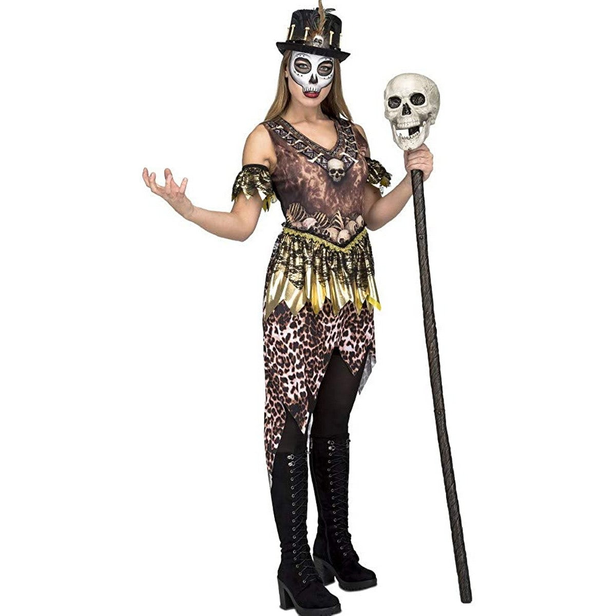 Kvinna klädd i en Voodoo-inspirerad maskeraddräkt med leopardmönster, dödskallegestaltning på bröstet och en hög hatt, hållandes i en lång stav med en dödskalle på toppen.